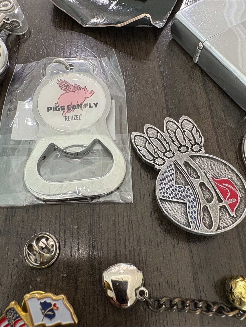 Memorabilia Mixed Vintage Ring Keychains & Pins Lot - Picture 14 of 16